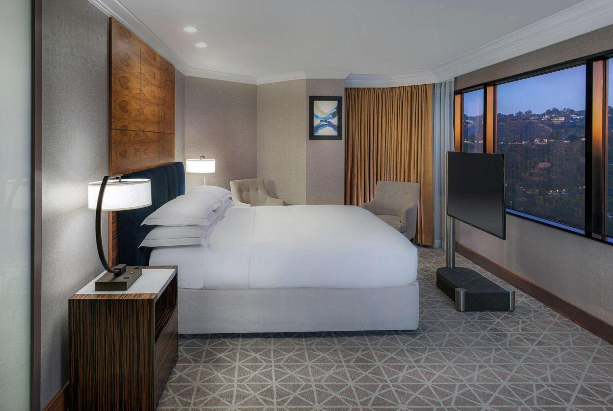 Hilton Los Angeles-Universal City Exterior photo